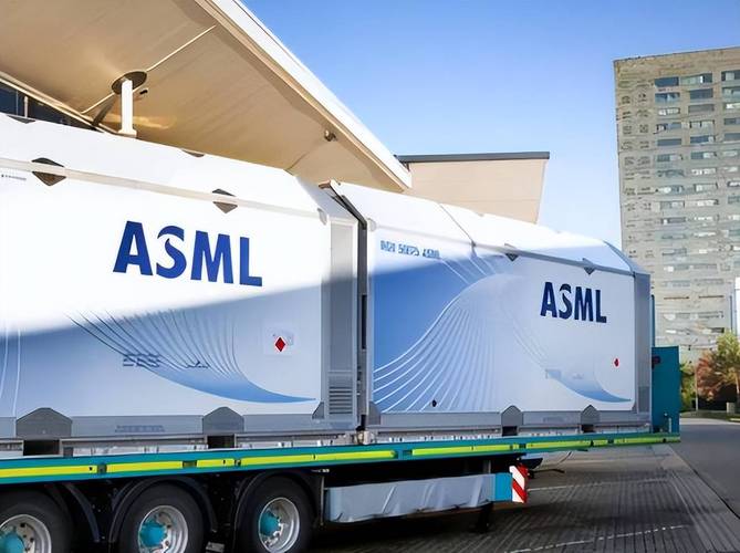 ASML展示价值3.8亿美元的High-NA EUV光刻机重达15万公斤 互联通信 ASML展示价值3.8亿美元的High-NA EUV光刻机重达15万公斤 ASML展示价值3.8亿美元的High-NA EUV光刻机重达15万公斤 互联通信