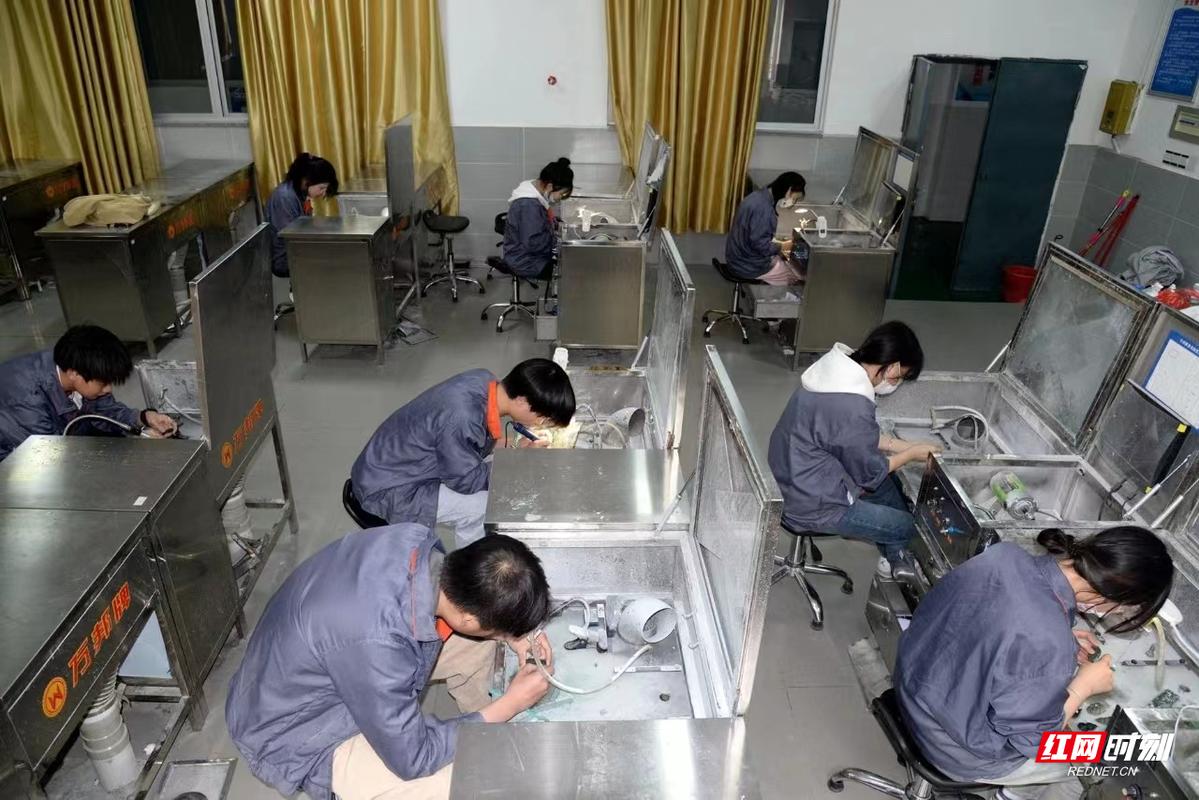 郴州技师学院:产教深度融合 卒业就业无缝衔接 互联通信 郴州技师学院:产教深度融合 卒业就业无缝衔接 郴州技师学院:产教深度融合 卒业就业无缝衔接 互联通信