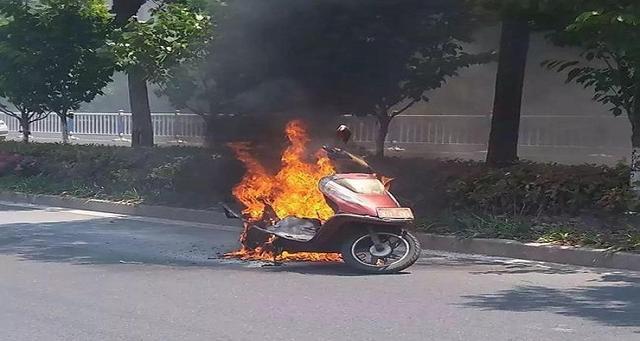 电动自行车溘然爆炸车毁人伤“杀手”电瓶依然网上热卖…… 智能家居 电动自行车溘然爆炸车毁人伤“杀手”电瓶依然网上热卖…… 电动自行车溘然爆炸车毁人伤“杀手”电瓶依然网上热卖…… 智能家居