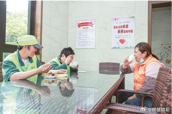 无锡一批快递小哥营业“上新”:助老做事送餐上门 互联通信 无锡一批快递小哥营业“上新”:助老做事送餐上门 无锡一批快递小哥营业“上新”:助老做事送餐上门 互联通信