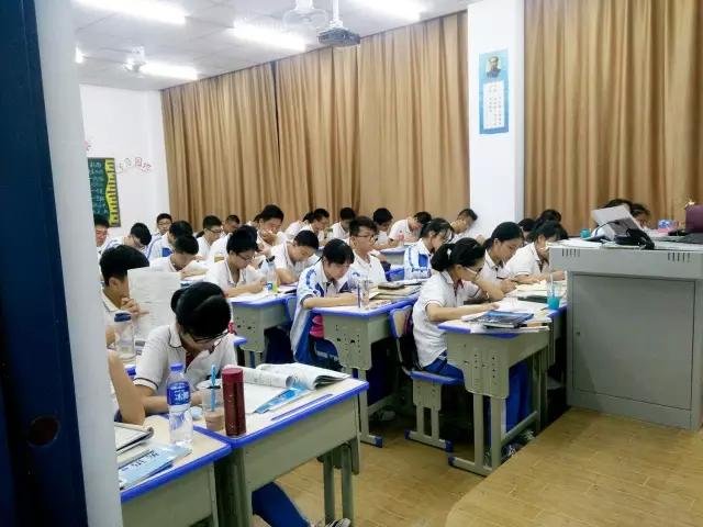 教室禁用电子产品:大年夜学“高中化”治理真的好吗? 智能家居 教室禁用电子产品:大年夜学“高中化”治理真的好吗? 教室禁用电子产品:大年夜学“高中化”治理真的好吗? 智能家居