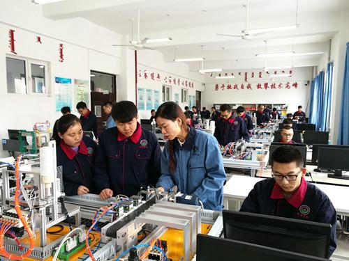 锡山中专机电工程系学生开展“工学结合” 人工智能 锡山中专机电工程系学生开展“工学结合” 锡山中专机电工程系学生开展“工学结合” 人工智能