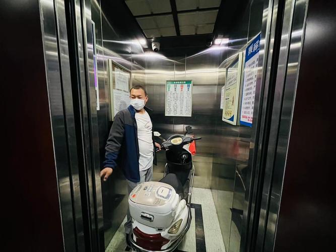 海淀一小区电梯内装“神器”电动车上楼?弗成 智能家居 海淀一小区电梯内装“神器”电动车上楼?弗成 海淀一小区电梯内装“神器”电动车上楼?弗成 智能家居
