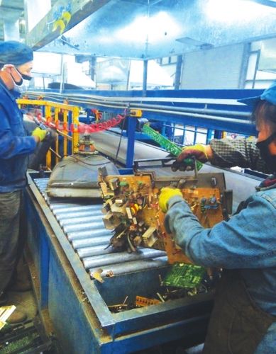 喂不饱的拆解工厂:电子垃圾收受接收生意苦熬严冬 智能家居 喂不饱的拆解工厂:电子垃圾收受接收生意苦熬严冬 喂不饱的拆解工厂:电子垃圾收受接收生意苦熬严冬 智能家居