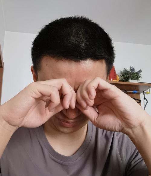 熬夜刷视频看手机 白叟患上干眼症 互联通信 熬夜刷视频看手机 白叟患上干眼症 熬夜刷视频看手机 白叟患上干眼症 互联通信