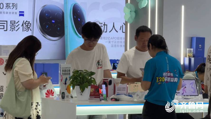 德州:准大年夜学生开启购物季 数码产品消费旺 智能科技 德州:准大年夜学生开启购物季 数码产品消费旺 德州:准大年夜学生开启购物季 数码产品消费旺 智能科技