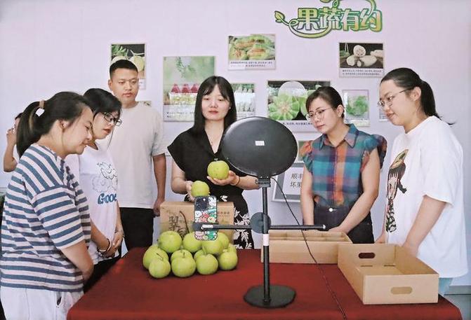 若何用手机“新农具”干好直播“新农活”?听听两位江苏新农人的致富故事 智能科技 若何用手机“新农具”干好直播“新农活”?听听两位江苏新农人的致富故事 若何用手机“新农具”干好直播“新农活”?听听两位江苏新农人的致富故事 智能科技