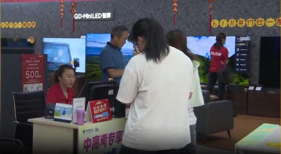 后高考经济持续升温 昆明准大年夜学生们都爱买电子“三件套” 互联通信 后高考经济持续升温 昆明准大年夜学生们都爱买电子“三件套” 后高考经济持续升温 昆明准大年夜学生们都爱买电子“三件套” 互联通信