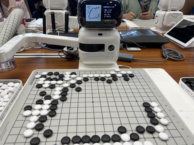 元萝卜AI围棋机械人不仅可以传统还可以如斯前卫如斯酷炫。 智能科技 元萝卜AI围棋机械人不仅可以传统还可以如斯前卫如斯酷炫。 元萝卜AI围棋机械人不仅可以传统还可以如斯前卫如斯酷炫。 智能科技