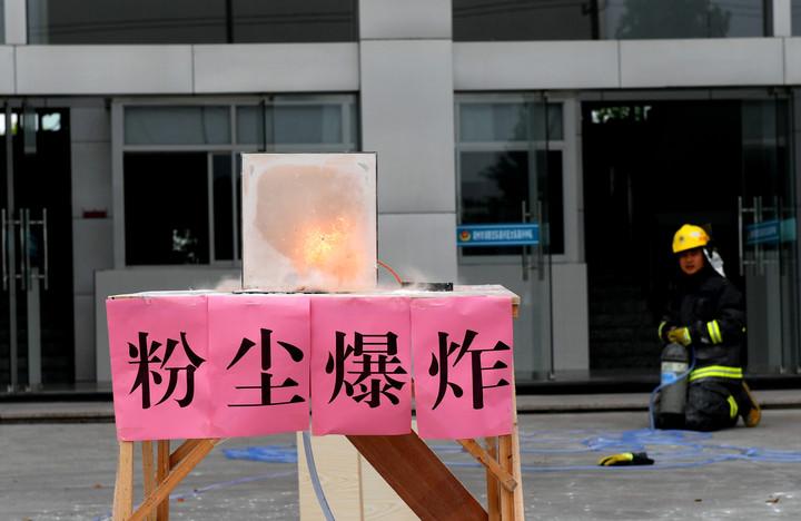 什么?面粉也会变“炸弹”消防做个实验给你看看 智能家居 什么?面粉也会变“炸弹”消防做个实验给你看看 什么?面粉也会变“炸弹”消防做个实验给你看看 智能家居