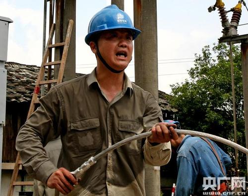 灾后重建维修师傅温情上线 智能科技 灾后重建维修师傅温情上线 灾后重建维修师傅温情上线 智能科技