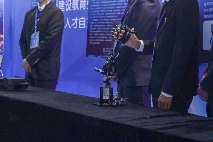 “未来工匠”智能制造!这场校园里的科技展让人大年夜开眼界 人工智能 “未来工匠”智能制造!这场校园里的科技展让人大年夜开眼界 “未来工匠”智能制造!这场校园里的科技展让人大年夜开眼界 人工智能