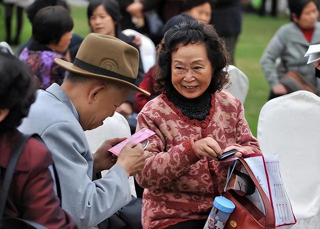 妻子过生日丈夫静静买回6000元手机妻子嘴上抱怨却又忍不住炫耀 智能科技 妻子过生日丈夫静静买回6000元手机妻子嘴上抱怨却又忍不住炫耀 妻子过生日丈夫静静买回6000元手机妻子嘴上抱怨却又忍不住炫耀 智能科技