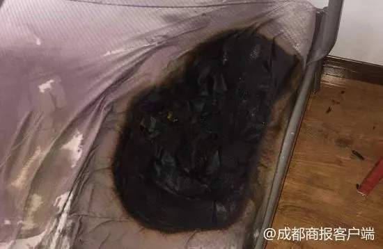 新买的苹果8PLUS充电冒烟床被烧出一个黑洞!客服这样说 人工智能 新买的苹果8PLUS充电冒烟床被烧出一个黑洞!客服这样说 新买的苹果8PLUS充电冒烟床被烧出一个黑洞!客服这样说 人工智能