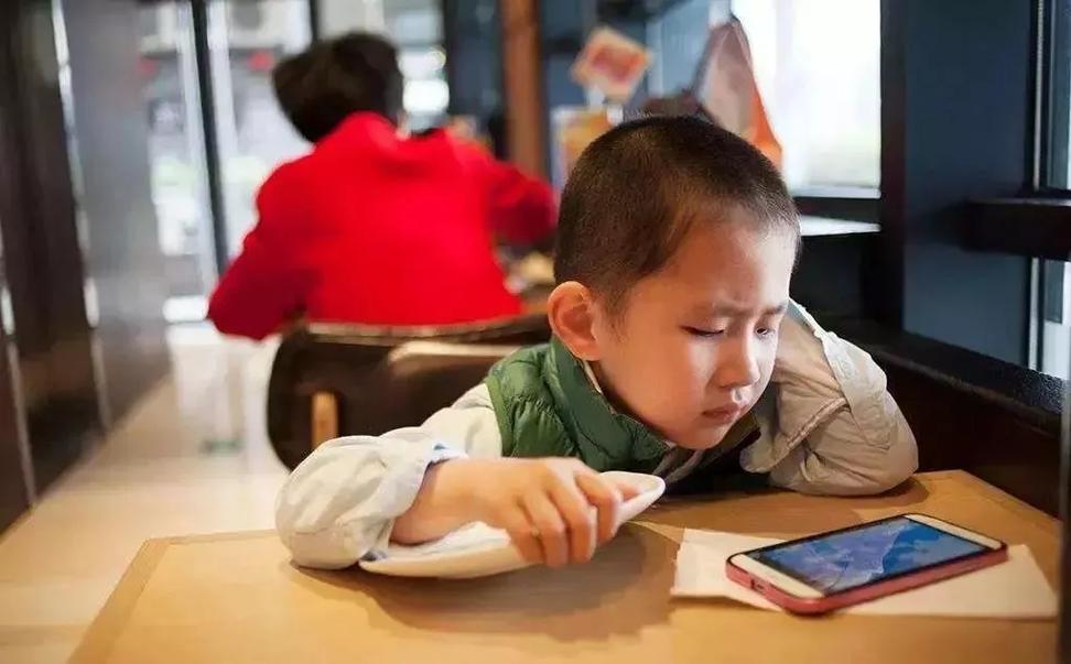 一个孩子和平板的一天就能看到孩子对电子产品有多痴迷 互联通信 一个孩子和平板的一天就能看到孩子对电子产品有多痴迷 一个孩子和平板的一天就能看到孩子对电子产品有多痴迷 互联通信