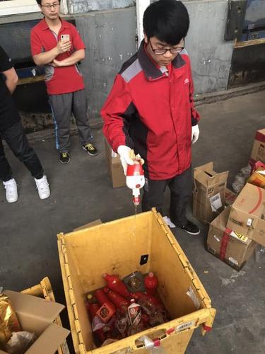 京东首次曝光进口类退换货销毁过程 一年销毁商品价值约1亿元 互联通信 京东首次曝光进口类退换货销毁过程 一年销毁商品价值约1亿元 京东首次曝光进口类退换货销毁过程 一年销毁商品价值约1亿元 互联通信