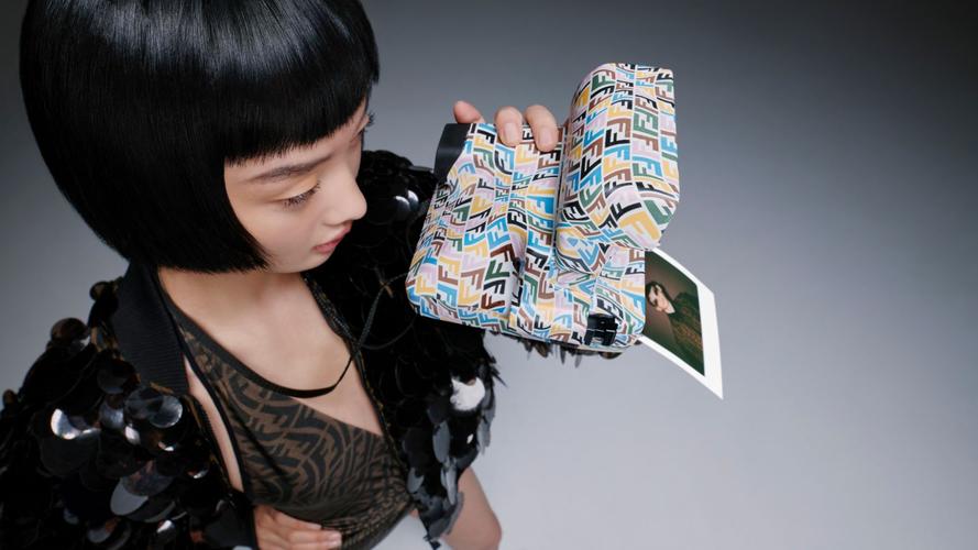FENDI 与美图系列APP推出专属素材 引领自拍新时尚 互联通信 FENDI 与美图系列APP推出专属素材 引领自拍新时尚 FENDI 与美图系列APP推出专属素材 引领自拍新时尚 互联通信