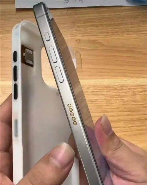 “苹果皮”重现江湖：华强北商家用外置SIM卡槽改装iPhone 15 Pro “苹果皮”重现江湖：华强北商家用外置SIM卡槽改装iPhone 15 Pro 智能科技